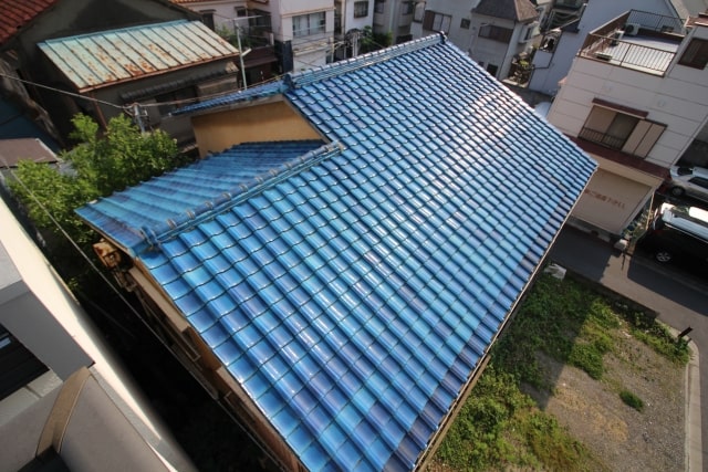 青色の瓦屋根