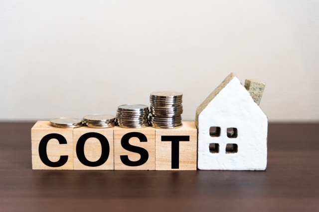 costと描かれた積み木とコインと家の模型