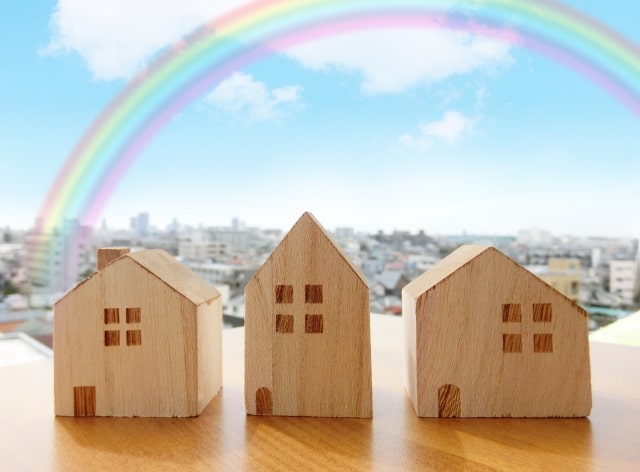 家の模型と空にかかる虹